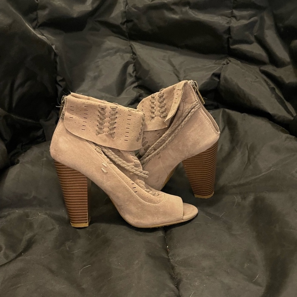 Bamboo size 7 suede open toe booties